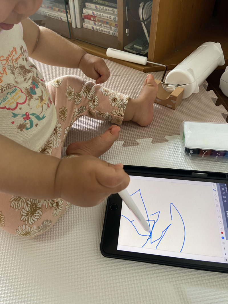 子どもがiPadで遊んでいる様子