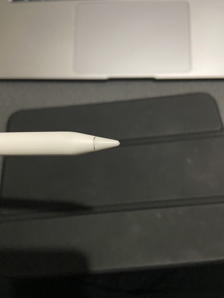 ちょっと削れているApple Pencilのペン先